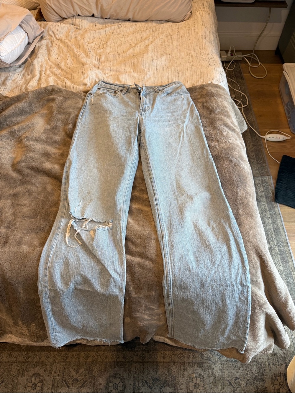 Abercrombie & Fitch Light Wash Wide-Leg Jeans with Knee Rip